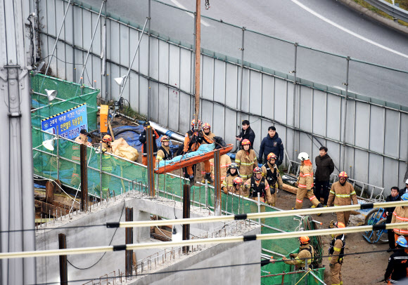 구조작업하는 소방대원들