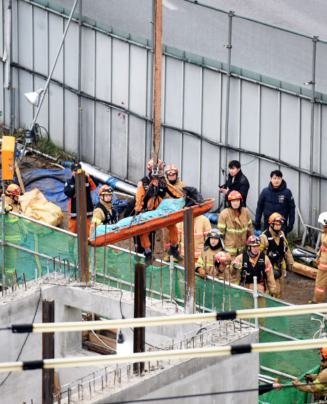 구조작업하는 소방대원들