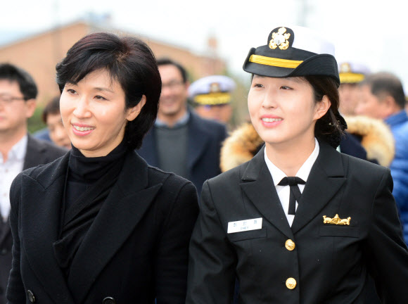 어머니 만나 미소짓는 최민정 중위