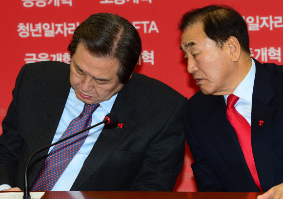 새누리당 김무성(왼쪽) 대표와 이재오 의원이 23일 국회에서 열린 최고중진연석회의에서 이야기를 나누고 있다. 이종원 선임기자 jongwon@seoul.co.kr