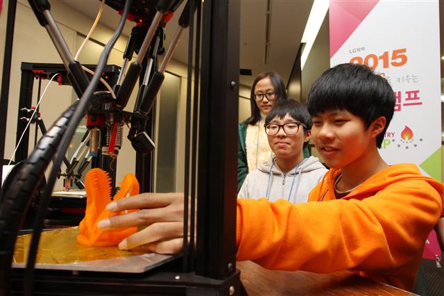 LG화학의 ‘젊은 꿈을 키우는 화학캠프’에 참가한 중학생들이 3D 프린터를 활용해 입체 미로를 제작해 보고 있다. LG화학 제공