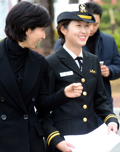 최태원 SK그룹 회장의 딸 최민정(오른쪽) 해군 중위가 소말리아 아덴만 파병 임무를 마치고 23일 해군작전사령부 부산기지에서 열린 환영식에 어머니 노소영(왼쪽) 아트센터 나비 관장과 함께 참석하고 있다. 부산 연합뉴스