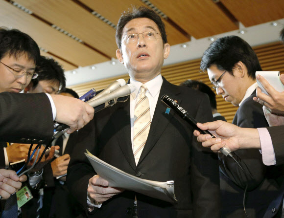 기시다 후미오(가운데) 일본 외무상이 25일 도쿄 수상관저에서 열린 각의(국무회의)를 마친 뒤 기자회견을 하고 있다. 도쿄 연합뉴스