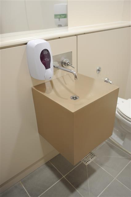 화장실 세면대는 말랑말랑한 고무 재질로 만들어져 있다. 거울도 깨지지 않는 아크릴 재질이다. 10분 동안 화장실에서 나오지 않으면 환자의 상태를 체크하는 시스템도 갖춰져 있다. 연세대의료원 제공