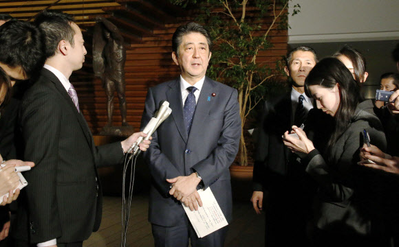 아베 신조(가운데) 일본 총리가 28일 한·일 외교장관 회담에서 일본군 위안부 문제에 대한 협상이 극적으로 타결된 뒤 총리 관저에서 기자들과 만나 “한·일 관계가 새로운 시대를 맞게 됐다”며 의미를 부여하고 있다.  도쿄 AFP 연합뉴스