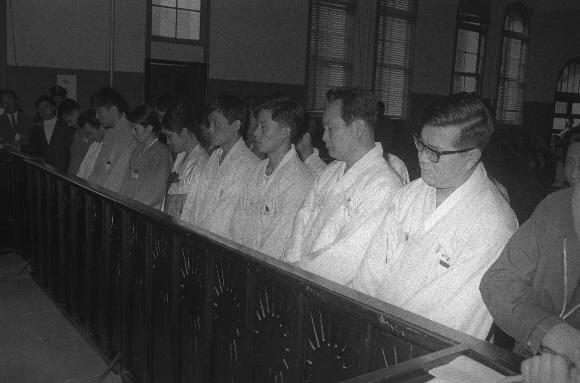 1969년 유럽 간첩단 사건 재판에서 사형을 구형받고 있는 김규남(오른쪽 두번째) 전 의원 등 용공조작 사건 피해자들. 서울신문DB