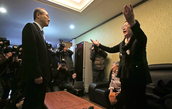 위안부 피해자 이용수 할머니가 29일 오후 일본군 위안부 문제 협상 결과 설명을 위해 서울 마포구 연남동 정대협 쉼터를 찾은 임성남 외교부 제1차관에게 항의하고 있다. 박윤슬 기자 seul@seoul.co.kr