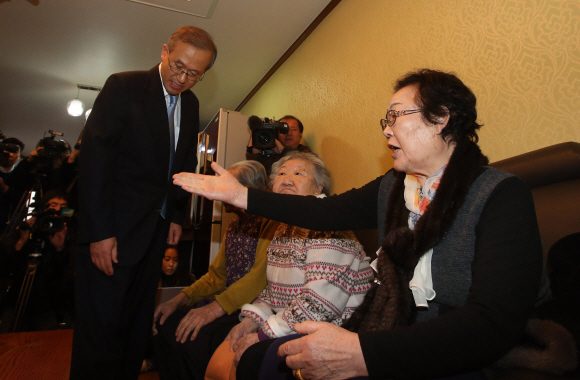 29일 오후  임성남 외교부 제1차관이 한일 회담 결과를 설명하기 위해 서울 마포구 연남동 정신대대책협의회 쉼터를 찾아 위안부 피해자 할머니들을 만나 인사하고 있다.  왼쪽부터 김복동 길원옥 이용수 할머니.  박윤슬 기자 seul@seoul.co.kr