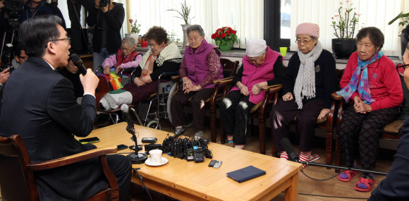 29일 오후 조태열 2차관이 경기도 광주 나눔의 집의 방문해 피해 할머니들께 협상경과를 설명하고 있다.나눔의 집과 정대협 등 위안부 관련 6개 단체는 28일 오후 ”일본 정부가 범죄의 주체라는 사실과 불법성을 명시하지 않았다. 아베 총리가 직접 사죄해야 함에도 불구하고 ‘대독사과에 그쳤고, 사과의 대상도 모호해 진정성이 담긴 사죄로 받아들이기 어렵다“는 내용의 공동 설명을 발표했다. 정연호 기자 tpgod@seoul.co.kr