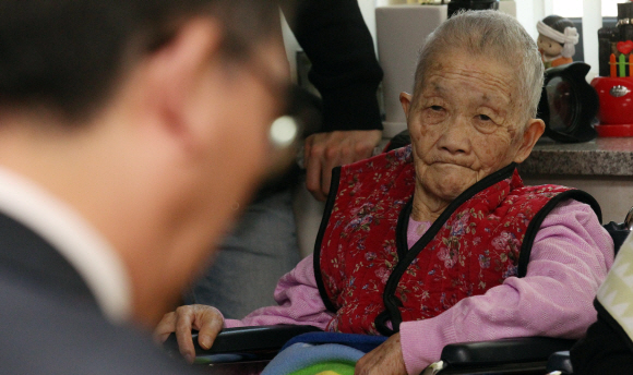 29일 오후 조태열 2차관이 경기도 광주 나눔의 집의 방문해 피해 할머니들께 협상경과를 설명하고 있다.나눔의 집과 정대협 등 위안부 관련 6개 단체는 28일 오후 ”일본 정부가 범죄의 주체라는 사실과 불법성을 명시하지 않았다. 아베 총리가 직접 사죄해야 함에도 불구하고 ‘대독사과에 그쳤고, 사과의 대상도 모호해 진정성이 담긴 사죄로 받아들이기 어렵다“는 내용의 공동 설명을 발표했다. 정연호 기자 tpgod@seoul.co.kr