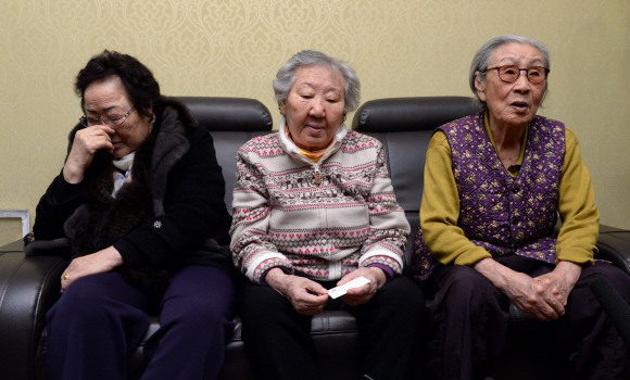 서울 마포구 연남동 정대협 쉼터에서 29일 위안부 할머니들(왼쪽부터 이용수, 길원옥, 김복동)이 임성남 외교부 제1차관의 합의 설명을 듣고 입장을 밝히고 있다.  박윤슬 기자 seul@seoul.co.kr