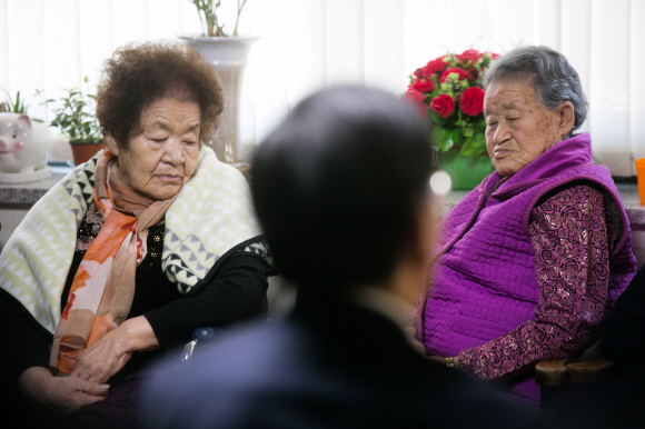 일본군 위안부 피해자 김군자 할머니가 29일 오후 경기도 광주시 나눔의집에서 조태열 외교부 2차관이 방문해 대화를 하던 중 고개를 떨구고 있다.  정연호 기자 tpgod@seoul.co.kr