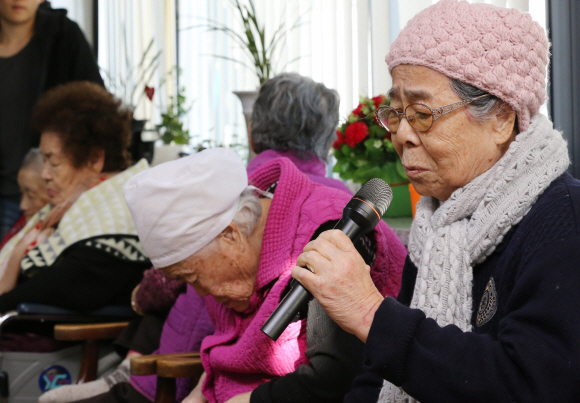 외교부 조태열 2차관이 29일 오후 위안부 피해 할머니 10분이 살고 계신 경기도 광주 나눔의집을 찾아 일본군 위안부 문제 합의에 대한 설명을 하자 할머니들이 인정할 수 없다는 발언을 하고 있다.  정연호 기자 tpgod@seoul.co.kr