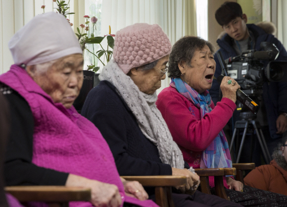 일본군 위안부 피해자인 강일출 할머니가 29일 오후 경기도 광주시 나눔의집에서 조태열 외교부 2차관을 만나 협상 내용의 문제에 대해 말하고 있다.  정연호 기자 tpgod@seoul.co.kr