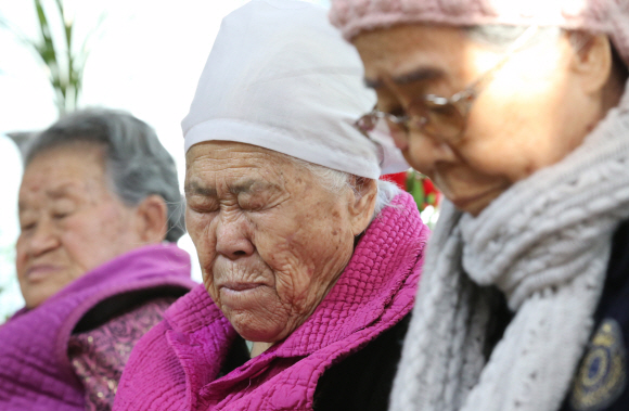 외교부 조태열 2차관이 29일 오후 위안부 피해 할머니 10분이 살고 계신 경기도 광주 나눔의집을 찾아 일본군 위안부 문제 합의에 대한 설명을 하자 할머니들이 인정할 수 없다며 굳은 표정을 짓고 있다.  정연호 기자 tpgod@seoul.co.kr