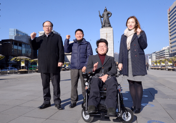 어느 해보다 특별한 한 해를 달려온 우리의 이웃들인 박실하(왼쪽부터)씨, 우다야 라이, 김찬기씨, 조예인씨가 29일 서울 광화문광장에서 ‘2015년보다 나은 2016년’을 희망하며 파이팅을 외치고 있다. 최해국 선임기자 seaworld@seoul.co.kr