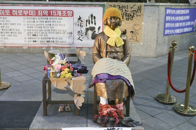 서울 일본대사관 앞에 위치한 소녀상.
