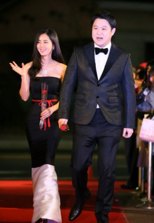 29일 서울 마포구 상암동 MBC 신사옥에서 열린 MBC 2015 방송연예대상에서 한채아, 김구라가 입장하고 있다. <br>연합뉴스