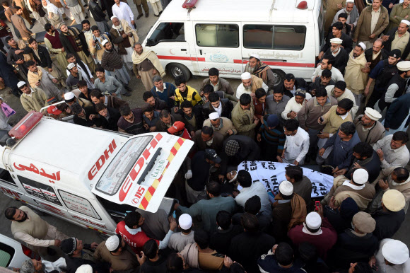 29일(현지시간) 파키스탄 마르단 지역에서 일어난 자살폭탄 테러 부상자를 병원으로 이송하기 위해 엠블란스에 태우고 있다. ⓒ AFPBBNews=News1