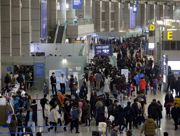 신정 연휴를 앞둔 30일 오전 인천국제공항 출국장이 인파로 붐비고 있다. 연합뉴스