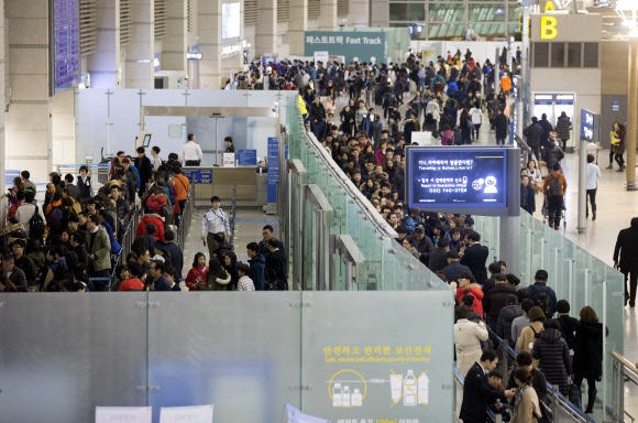 신정 연휴를 앞둔 30일 오전 인천국제공항 출국장이 인파로 붐비고 있다. 연합뉴스