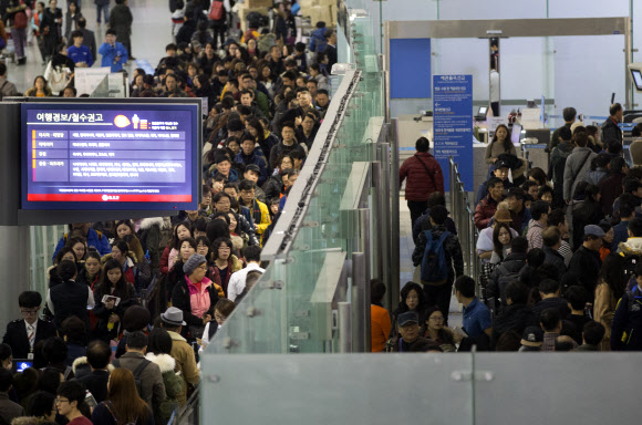 신정 연휴를 앞둔 30일 오전 인천국제공항 출국장이 인파로 붐비고 있다. 연합뉴스