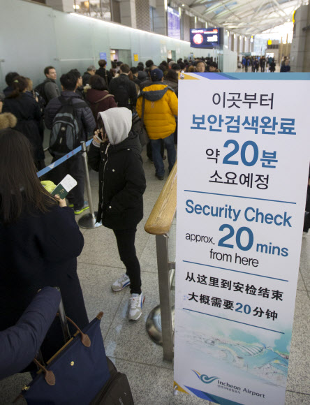 신정 연휴를 앞둔 30일 오전 인천국제공항 출국장이 인파로 붐비고 있다. 연합뉴스