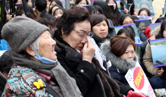 30일 오후 서울 종로구 일본대사관 앞에서 열린 ‘1211차 수요집회’에서 이용수 할머니가 일본 정부의 공식 사죄를 촉구하던중 눈물을 닦고 있다. 김명국 전문기자 daunso@seoul.co.kr