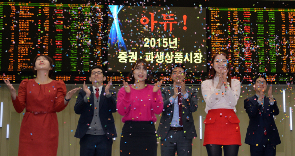 30일 서울 여의도 증권거래소에서 열린 2015년 납회식에서 거래소 직원들이 색종이를 하늘에 날리며 2015년의 증권거래소의 한해를 마치고 있다. 박지환 기자 popocar@seoul.co.kr
