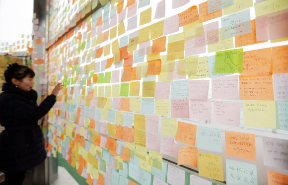 병신년(丙申年) 새해를 이틀 앞둔 30일 오후 인천시 중구 월미공원 월미전망대에 새해 소망이 적힌 쪽지가 붙어 있다. 연합뉴스