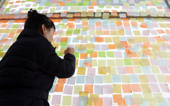 신년(丙申年) 새해를 이틀 앞둔 30일 오후 인천시 중구 월미공원 월미전망대에 새해 소망이 적힌 쪽지가 붙어 있다.  연합뉴스