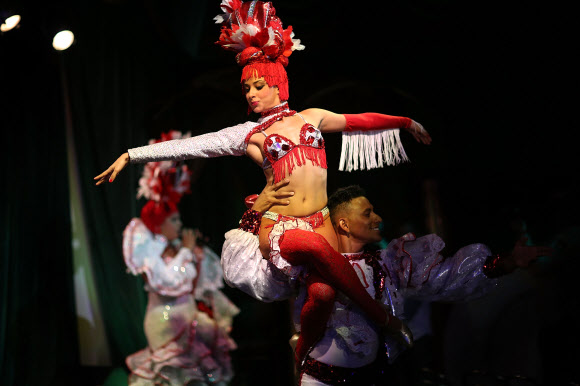 엘 트로피카나 드 쿠바(El Tropicana de Cuba) 댄서들이 30일(현지시간) 미국 플로리다주 마이애미의 엘 투칸 모던-데이(El Tucan modern-day) 카바레에서 3일간의 데뷔 공연을 위해 리허설을 하고 있다. 쿠바의 무용수들이 미국을 찾은 것은 32년 만이다.   ⓒ AFPBBNews=News1