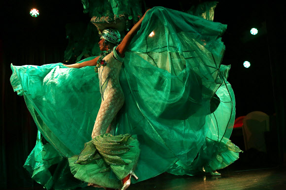 엘 트로피카나 드 쿠바(El Tropicana de Cuba) 댄서들이 30일(현지시간) 미국 플로리다주 마이애미의 엘 투칸 모던-데이(El Tucan modern-day) 카바레에서 3일간의 데뷔 공연을 위해 리허설을 하고 있다. 쿠바의 무용수들이 미국을 찾은 것은 32년 만이다.   ⓒ AFPBBNews=News1