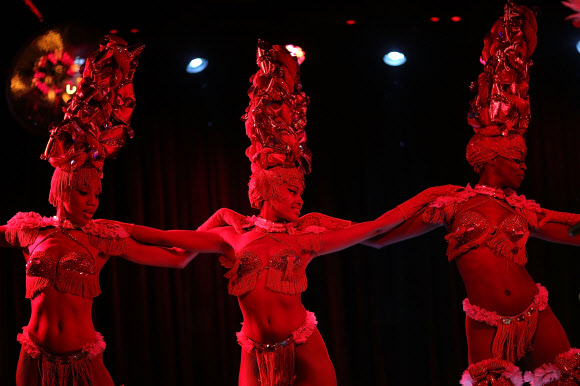 엘 트로피카나 드 쿠바(El Tropicana de Cuba) 댄서들이 30일(현지시간) 미국 플로리다주 마이애미의 엘 투칸 모던-데이(El Tucan modern-day) 카바레에서 3일간의 데뷔 공연을 위해 리허설을 하고 있다. 쿠바의 무용수들이 미국을 찾은 것은 32년 만이다.   ⓒ AFPBBNews=News1