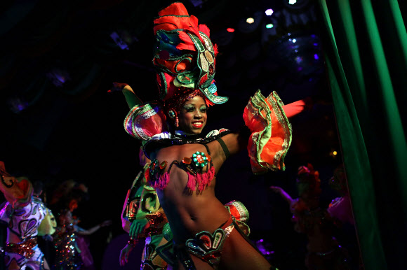 엘 트로피카나 드 쿠바(El Tropicana de Cuba) 댄서들이 30일(현지시간) 미국 플로리다주 마이애미의 엘 투칸 모던-데이(El Tucan modern-day) 카바레에서 3일간의 데뷔 공연을 위해 리허설을 하고 있다. 쿠바의 무용수들이 미국을 찾은 것은 32년 만이다.   ⓒ AFPBBNews=News1