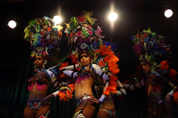 엘 트로피카나 드 쿠바(El Tropicana de Cuba) 댄서들이 30일(현지시간) 미국 플로리다주 마이애미의 엘 투칸 모던-데이(El Tucan modern-day) 카바레에서 3일간의 데뷔 공연을 위해 리허설을 하고 있다. 쿠바의 무용수들이 미국을 찾은 것은 32년 만이다.   ⓒ AFPBBNews=News1