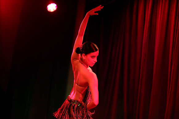 엘 트로피카나 드 쿠바(El Tropicana de Cuba) 댄서가 30일(현지시간) 미국 플로리다주 마이애미의 엘 투칸 모던-데이(El Tucan modern-day) 카바레에서 3일간의 데뷔 공연을 위해 리허설을 하고 있다. 쿠바의 무용수들이 미국을 찾은 것은 32년 만이다.   ⓒ AFPBBNews=News1