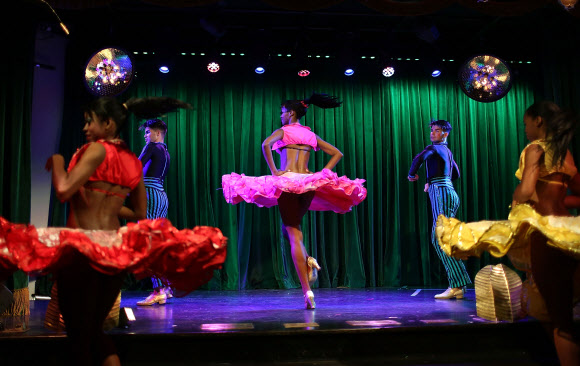 엘 트로피카나 드 쿠바(El Tropicana de Cuba) 댄서들이 30일(현지시간) 미국 플로리다주 마이애미의 엘 투칸 모던-데이(El Tucan modern-day) 카바레에서 3일간의 데뷔 공연을 위해 리허설을 하고 있다. 쿠바의 무용수들이 미국을 찾은 것은 32년 만이다.   ⓒ AFPBBNews=News1