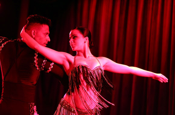 엘 트로피카나 드 쿠바(El Tropicana de Cuba) 댄서들이 30일(현지시간) 미국 플로리다주 마이애미의 엘 투칸 모던-데이(El Tucan modern-day) 카바레에서 3일간의 데뷔 공연을 위해 리허설을 하고 있다. 쿠바의 무용수들이 미국을 찾은 것은 32년 만이다.   ⓒ AFPBBNews=News1