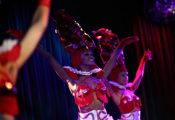 엘 트로피카나 드 쿠바(El Tropicana de Cuba) 댄서들이 30일(현지시간) 미국 플로리다주 마이애미의 엘 투칸 모던-데이(El Tucan modern-day) 카바레에서 3일간의 데뷔 공연을 위해 리허설을 하고 있다. 쿠바의 무용수들이 미국을 찾은 것은 32년 만이다.   ⓒ AFPBBNews=News1