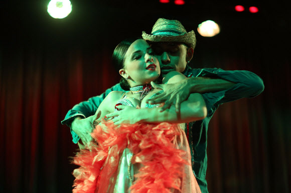 엘 트로피카나 드 쿠바(El Tropicana de Cuba) 댄서들이 30일(현지시간) 미국 플로리다주 마이애미의 엘 투칸 모던-데이(El Tucan modern-day) 카바레에서 3일간의 데뷔 공연을 위해 리허설을 하고 있다. 쿠바의 무용수들이 미국을 찾은 것은 32년 만이다.  ⓒ AFPBBNews=News1