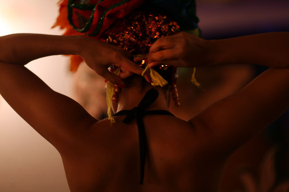 엘 트로피카나 드 쿠바(El Tropicana de Cuba) 댄서들이 30일(현지시간) 미국 플로리다주 마이애미의 엘 투칸 모던-데이(El Tucan modern-day) 카바레에서 3일간의 데뷔 공연을 위해 리허설을 하고 있다. 쿠바의 무용수들이 미국을 찾은 것은 32년 만이다.  ⓒ AFPBBNews=News1