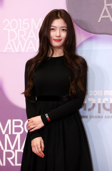 배우 김유정이 30일 오후 서울 마포구 MBC 공개홀에서 열린 ’2015 MBC 연기대상’에 참석해 포즈를 취하고 있다. <br>연합뉴스