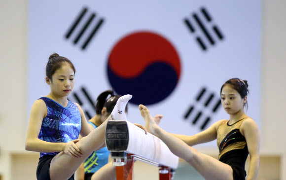 스트레칭하는 체조 대표선수들