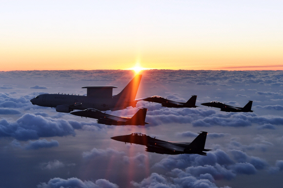 공군  E-737 피스아이와 F-15K 