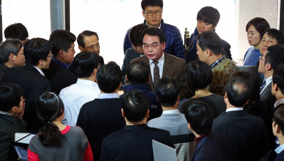 김성우(가운데 넥타이 보이는 사람) 청와대 홍보수석이 31일 오후 춘추관에서 논란이 되고 있는 한·일 정부의 일본군 위안부 문제 합의에 대한 청와대 입장을 기자들에게 설명하고 있다. 안주영 기자 jya@seoul.co.kr