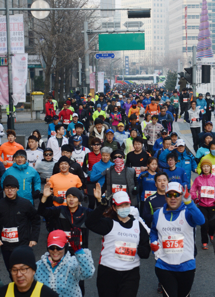 새해 첫날인 1일 오전 본사 주최로 서울 청계광장에서 열린 해피뉴런 마라톤 대회 참가자들이 출발선을 통과하고 있다. 안주영 기자 jya@seoul.co.kr