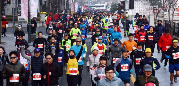 새해 첫날인 1일 오전 본사 주최로 서울 청계광장에서 열린 해피뉴런 마라톤 대회 참가자들이 출발선을 통과하고 있다. 안주영 기자 jya@seoul.co.kr