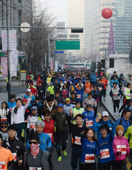 새해 첫날인 1일 오전 본사 주최로 서울 청계광장에서 열린 해피뉴런 마라톤 대회 참가자들이 출발선을 통과하고 있다. 안주영 기자 jya@seoul.co.kr