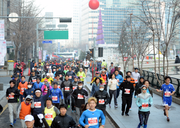 새해 첫날인 1일 오전 본사 주최로 서울 청계광장에서 열린 해피뉴런 마라톤 대회 참가자들이 출발선을 통과하고 있다. 안주영 기자 jya@seoul.co.kr